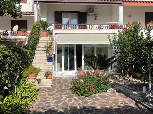 casa indipendente in vendita a Fiumicino in zona Fregene