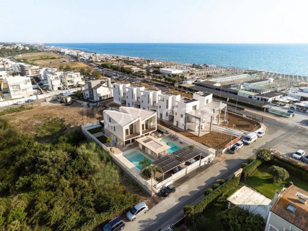 casa indipendente in vendita a Fiumicino in zona Fregene