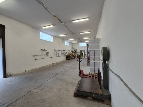 capannone in vendita a Fiumicino in zona Isola Sacra