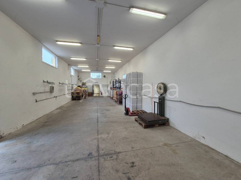 locale commerciale in vendita a Fiumicino in zona Isola Sacra