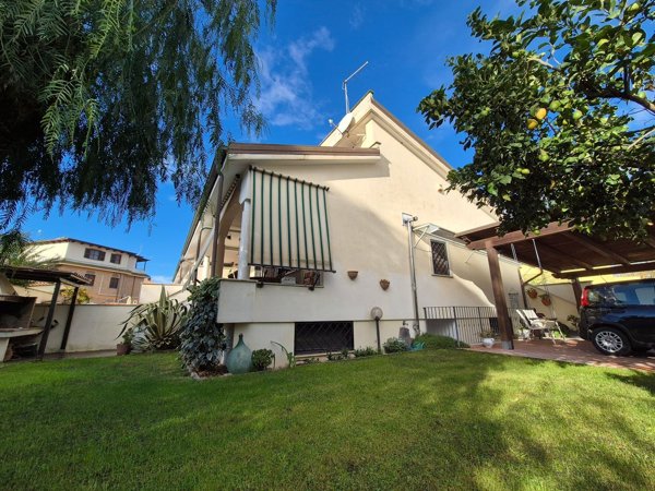 casa indipendente in vendita a Fiumicino in zona Isola Sacra