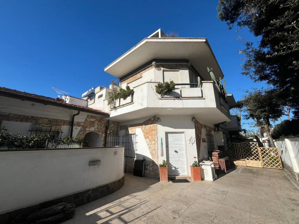 appartamento in vendita a Fiumicino in zona Fregene