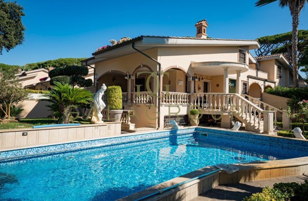 casa indipendente in vendita a Fiumicino in zona Fregene