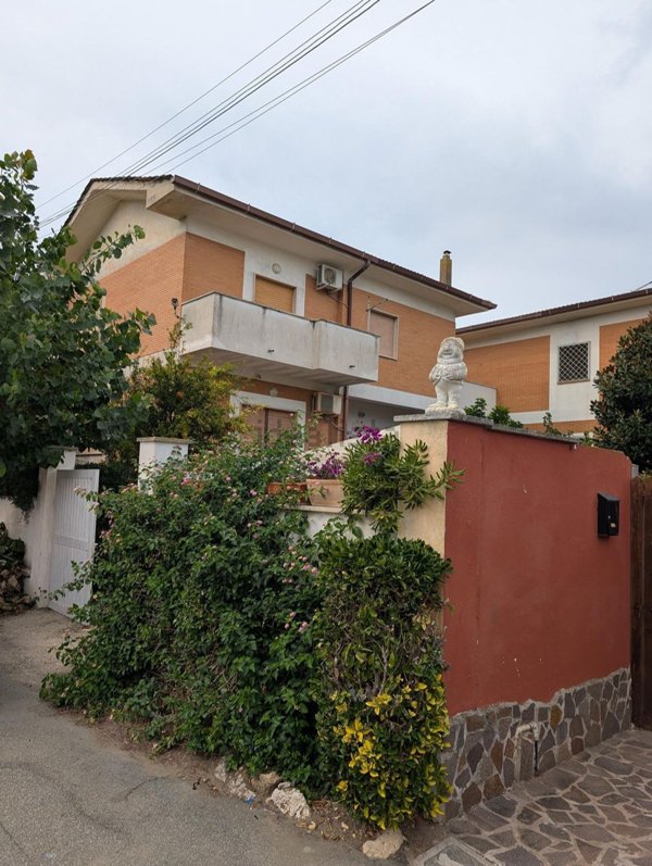 casa indipendente in vendita a Fiumicino in zona Focene