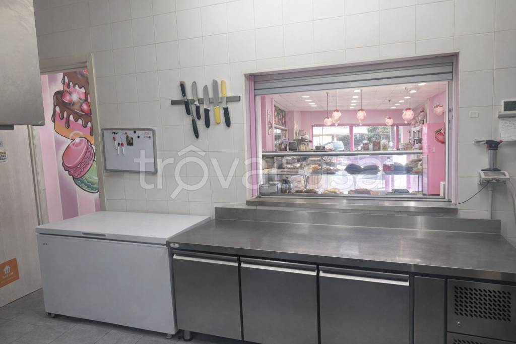 negozio in vendita a Fiumicino in zona Isola Sacra