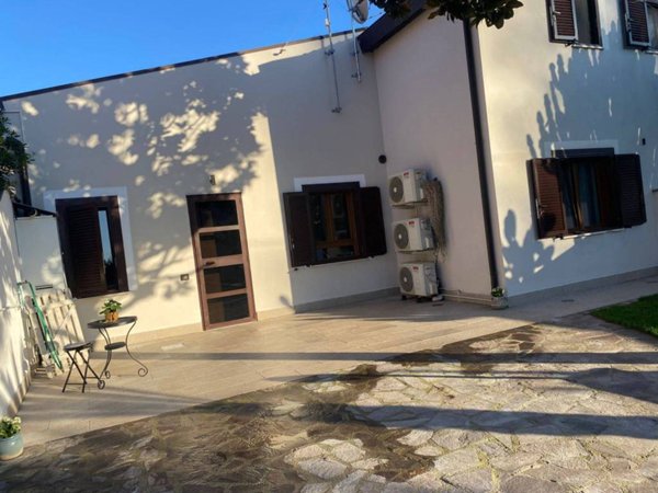 casa indipendente in vendita a Fiumicino in zona Isola Sacra