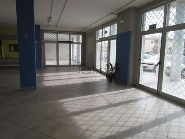 locale commerciale in vendita a Fiumicino in zona Isola Sacra