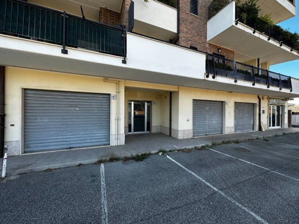 negozio in vendita a Fiumicino in zona Isola Sacra