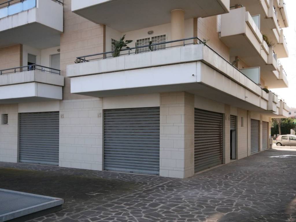 negozio in vendita a Fiumicino in zona Isola Sacra