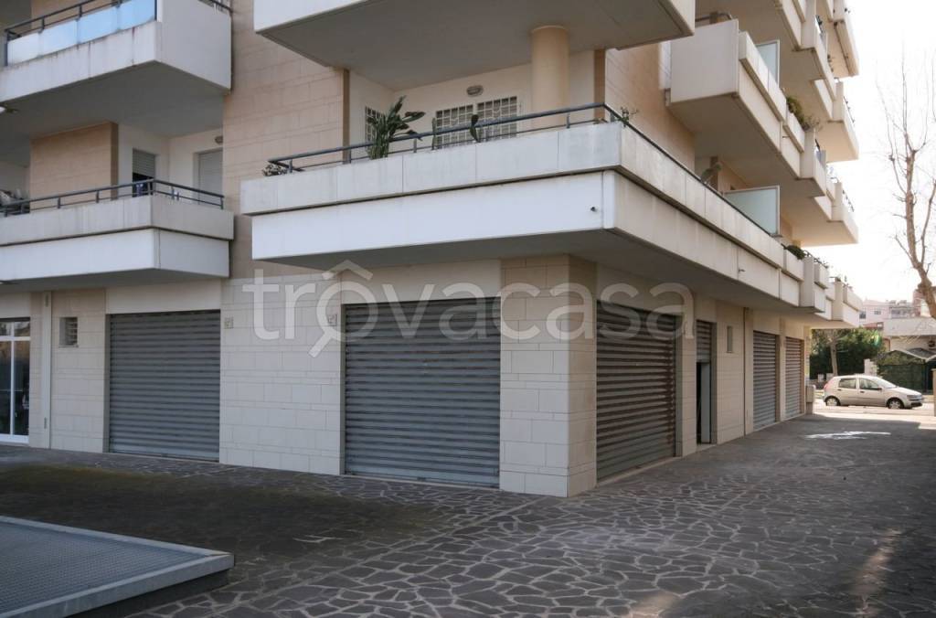 negozio in vendita a Fiumicino