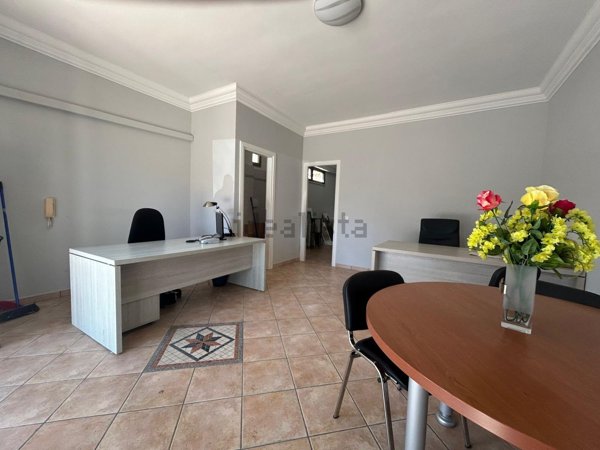 locale commerciale in vendita a Fiumicino in zona Isola Sacra