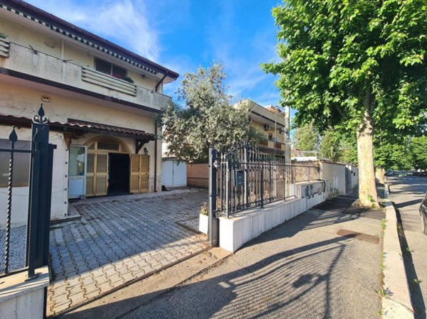 negozio in vendita a Fiumicino in zona Isola Sacra