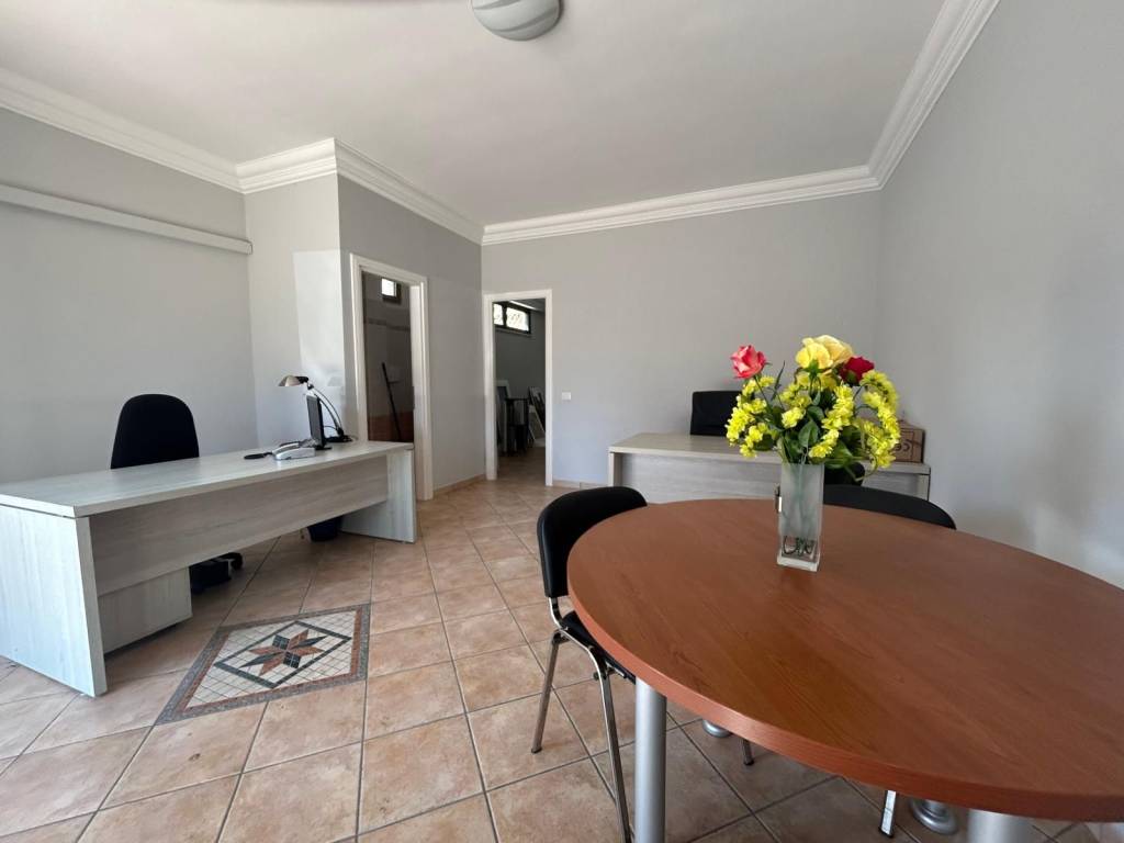 negozio in vendita a Fiumicino in zona Isola Sacra