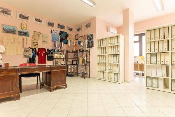 negozio in vendita a Fiumicino in zona Isola Sacra