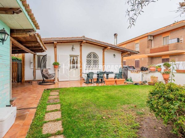 casa indipendente in vendita a Fiumicino in zona Fregene