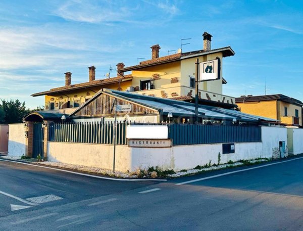 negozio in vendita a Fiumicino in zona Isola Sacra