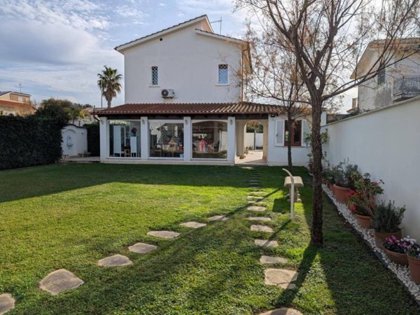 casa indipendente in vendita a Fiumicino in zona Fregene
