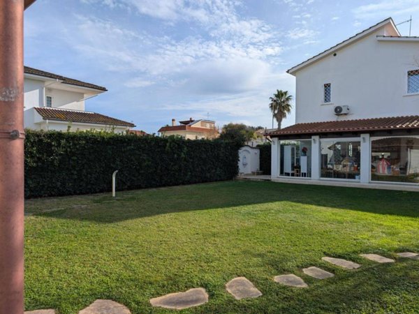 casa indipendente in vendita a Fiumicino in zona Fregene
