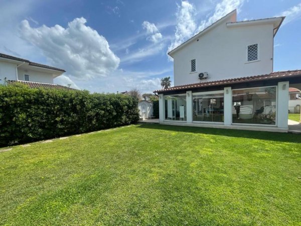 casa indipendente in vendita a Fiumicino in zona Fregene