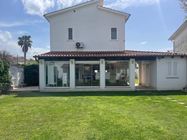 casa indipendente in vendita a Fiumicino in zona Fregene