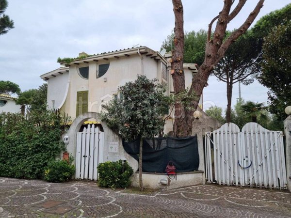 casa indipendente in vendita a Fiumicino in zona Fregene