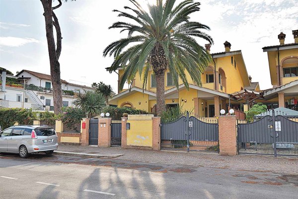 casa indipendente in vendita a Fiumicino in zona Fregene
