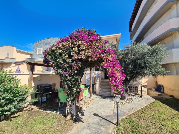 casa indipendente in vendita a Fiumicino in zona Focene