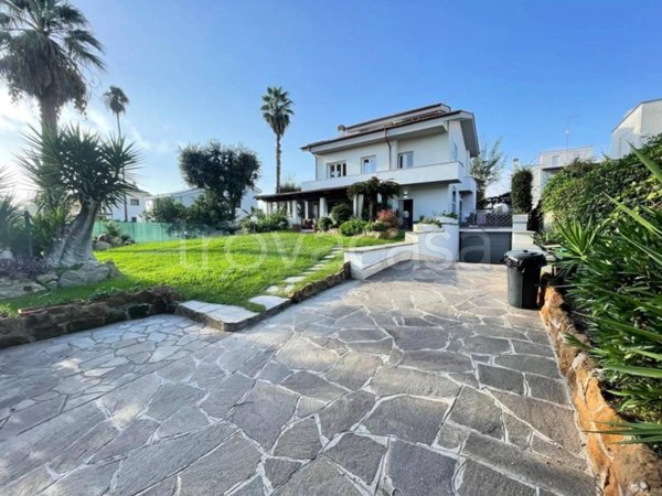 casa indipendente in vendita a Fiumicino in zona Fregene