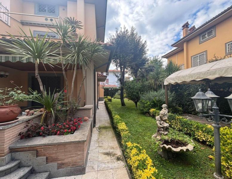 casa indipendente in vendita a Fiumicino in zona Fregene
