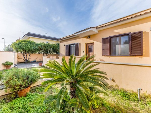 casa indipendente in vendita a Fiumicino in zona Isola Sacra