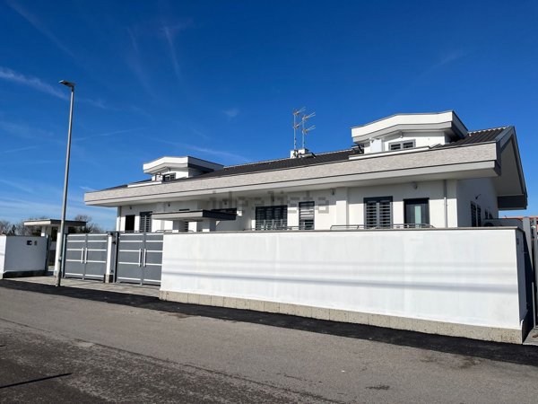 casa indipendente in vendita a Fiumicino in zona Isola Sacra