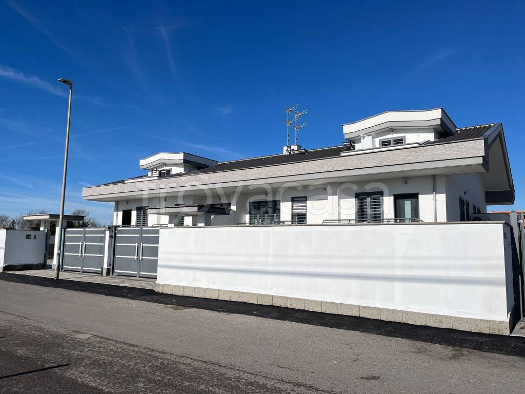 casa indipendente in vendita a Fiumicino in zona Isola Sacra