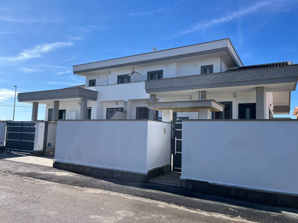 casa indipendente in vendita a Fiumicino in zona Isola Sacra