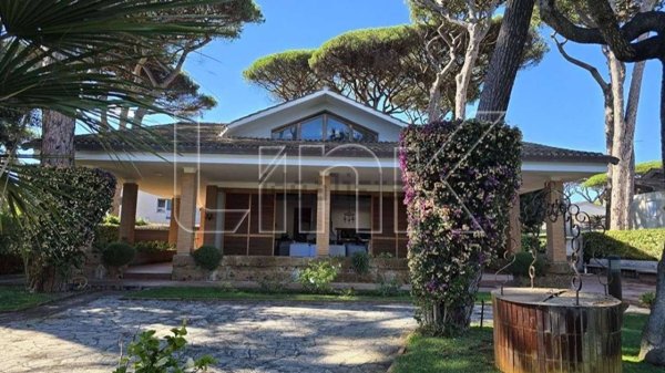 casa indipendente in vendita a Fiumicino in zona Fregene