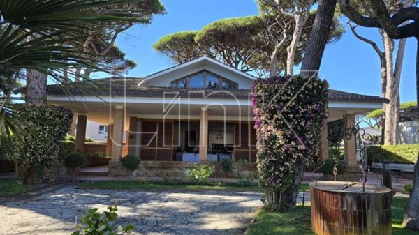casa indipendente in vendita a Fiumicino in zona Fregene