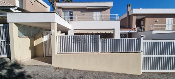 casa indipendente in vendita a Fiumicino