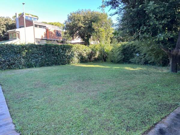 casa indipendente in vendita a Fiumicino in zona Fregene