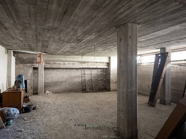 locale commerciale in vendita a Fiumicino in zona Isola Sacra