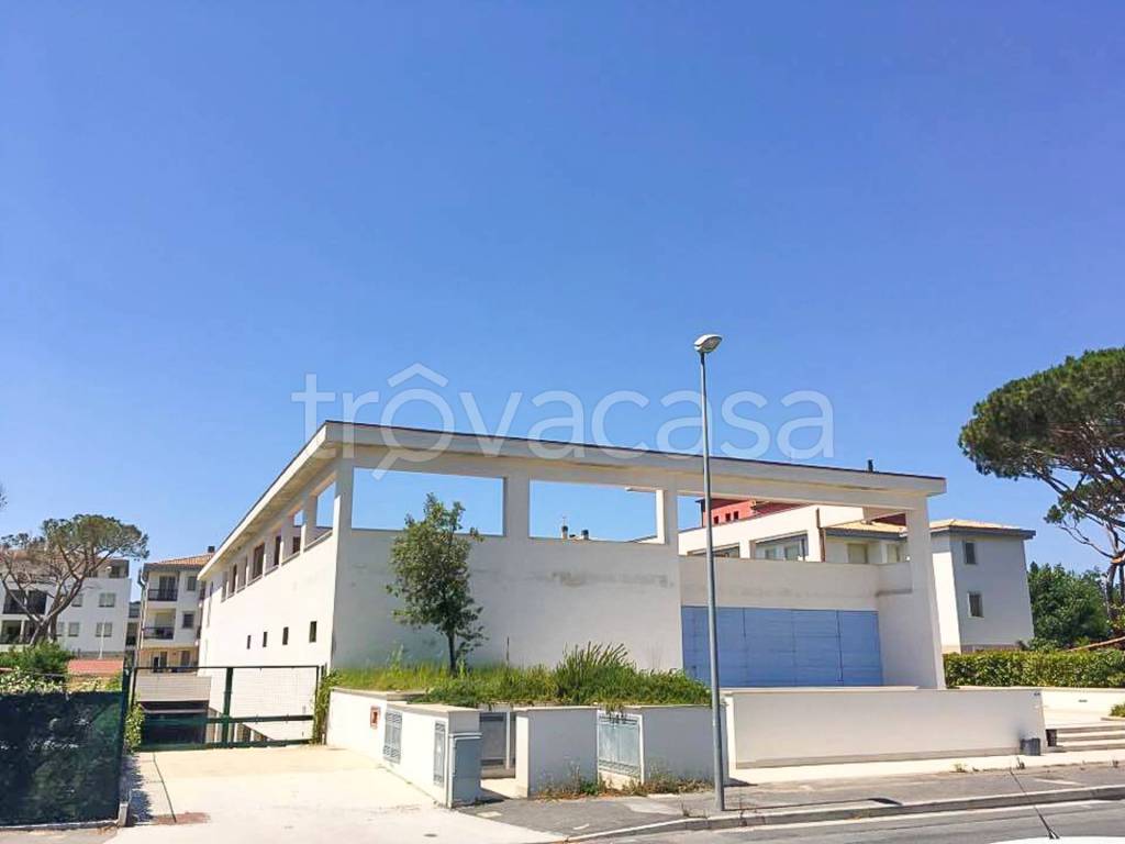 locale commerciale in vendita a Fiumicino in zona Maccarese