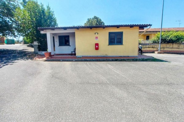 negozio in vendita a Fiumicino in zona Aranova