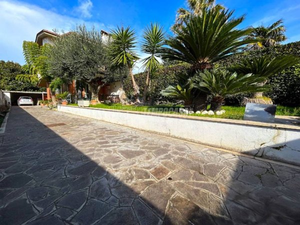 casa indipendente in vendita a Fiumicino in zona Fregene