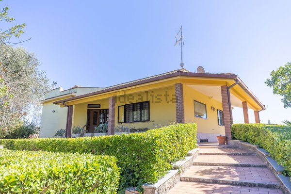 casa indipendente in vendita a Fiumicino in zona Isola Sacra