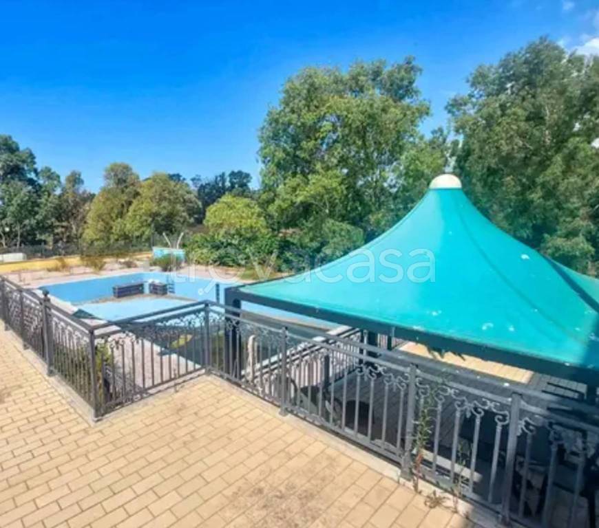 negozio in vendita a Fiumicino in zona Aranova