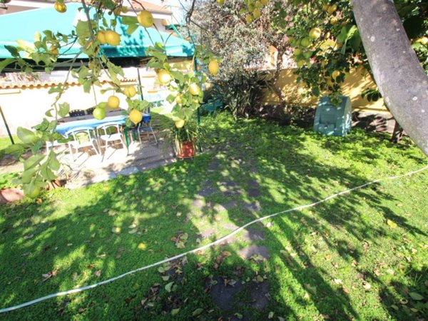 casa indipendente in vendita a Fiumicino in zona Isola Sacra