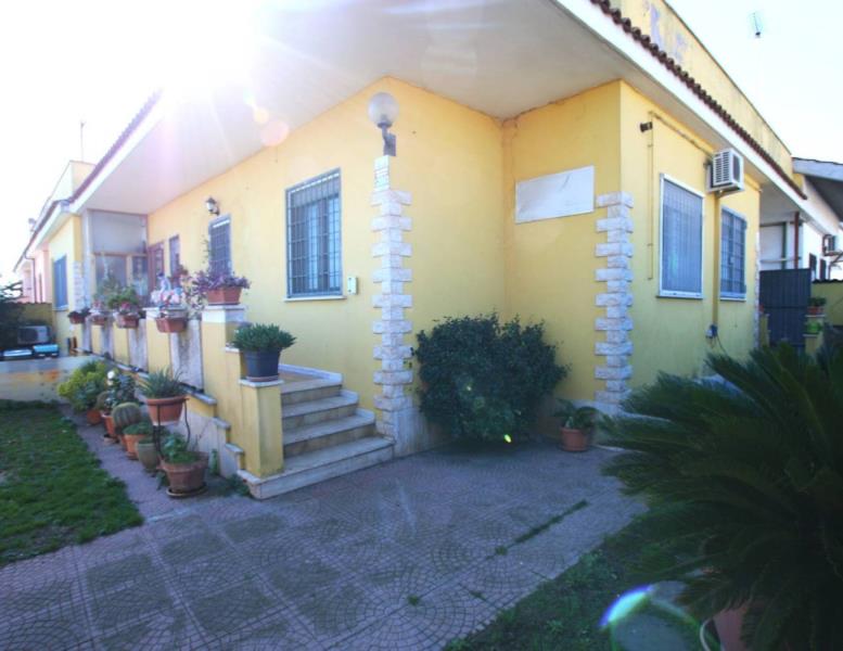 casa indipendente in vendita a Fiumicino in zona Isola Sacra