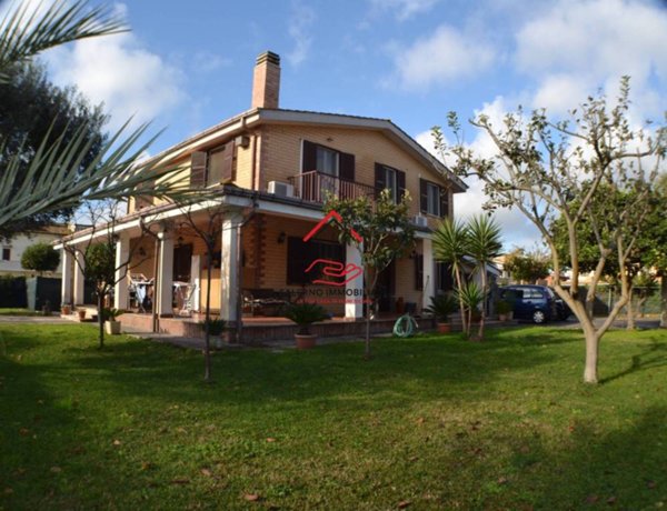 casa indipendente in vendita a Fiumicino in zona Isola Sacra