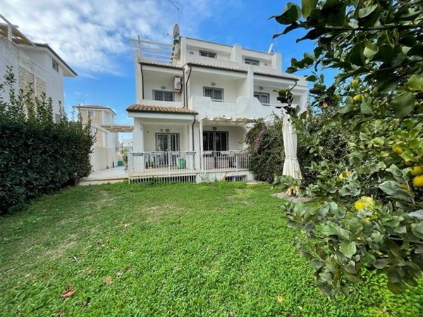 casa indipendente in vendita a Fiumicino in zona Fregene
