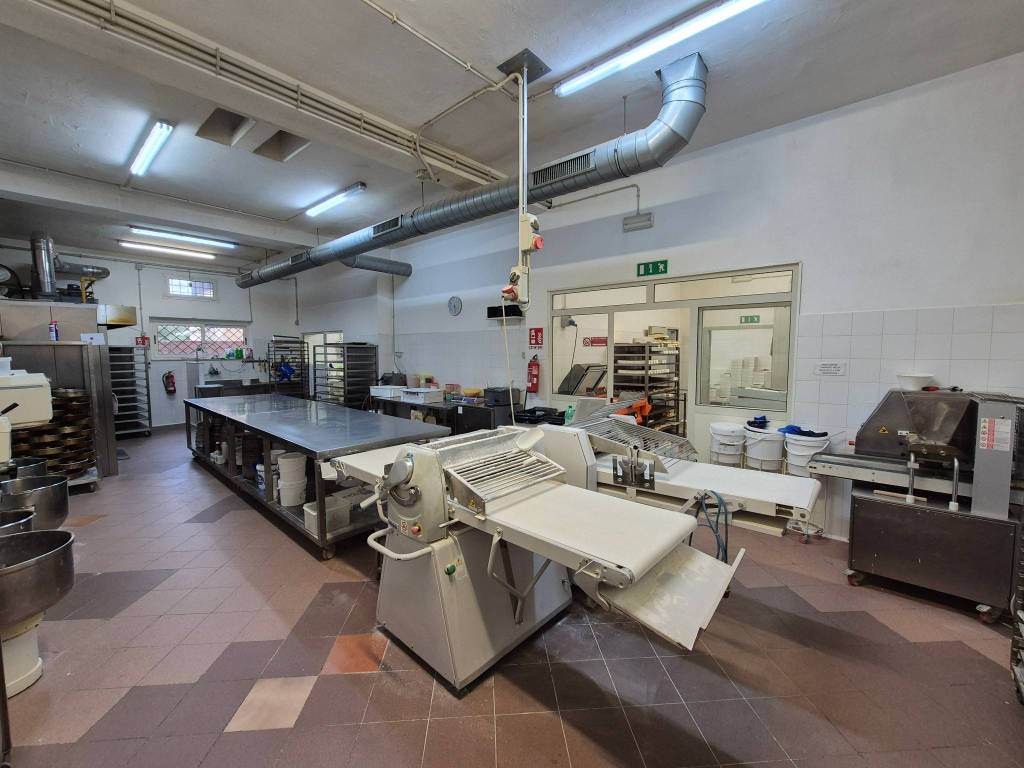 negozio in vendita a Fiumicino in zona Isola Sacra