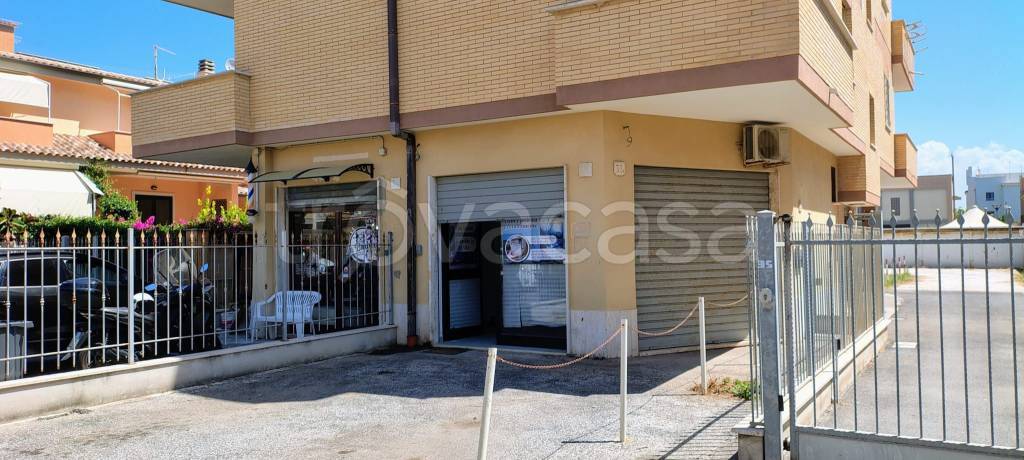 negozio in vendita a Fiumicino in zona Isola Sacra