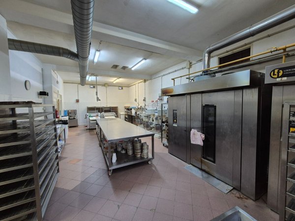 locale commerciale in vendita a Fiumicino in zona Isola Sacra